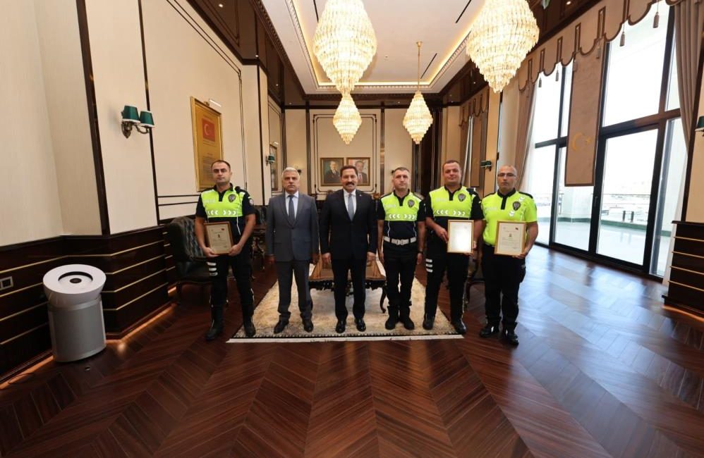 Hatay’da görevleri sırasında sergiledikleri duyarlı davranışlarla vatandaşların takdirini kazanan 3