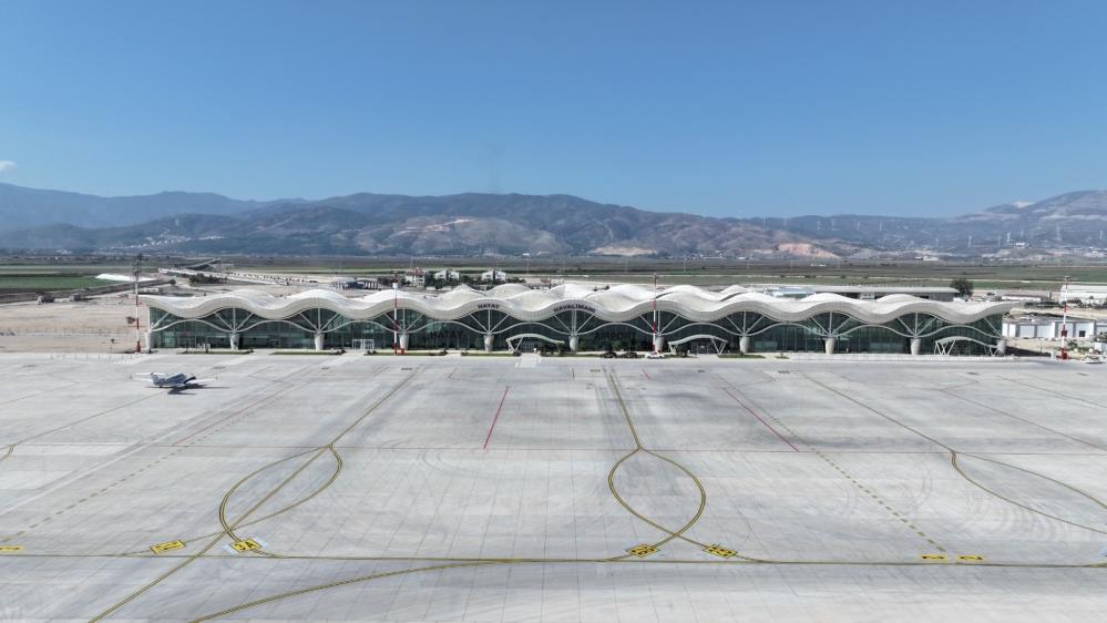 Hatay Havalimanı’nda deprem sonrası yenileme ve geliştirme çalışmaları sürüyor. Apron
