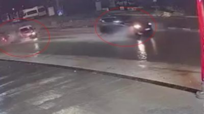 Hatay’ın Antakya ilçesinde yağış nedeniyle yolda oluşan su birikintisinden kaçınmak