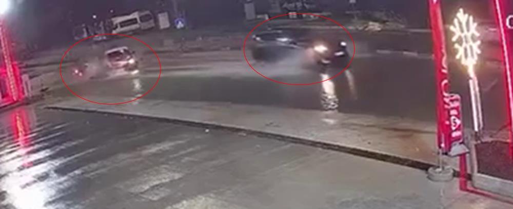 Hatay’ın Antakya ilçesinde yağış nedeniyle yolda oluşan su birikintisinden kaçınmak
