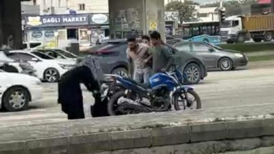 Hatay’ın Defne ilçesinde motosiklet sürücüsü ile Tofaş marka otomobilin sürücüsü