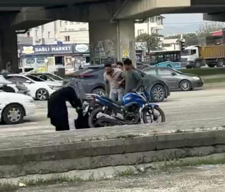 Hatay’ın Defne ilçesinde motosiklet sürücüsü ile Tofaş marka otomobilin sürücüsü