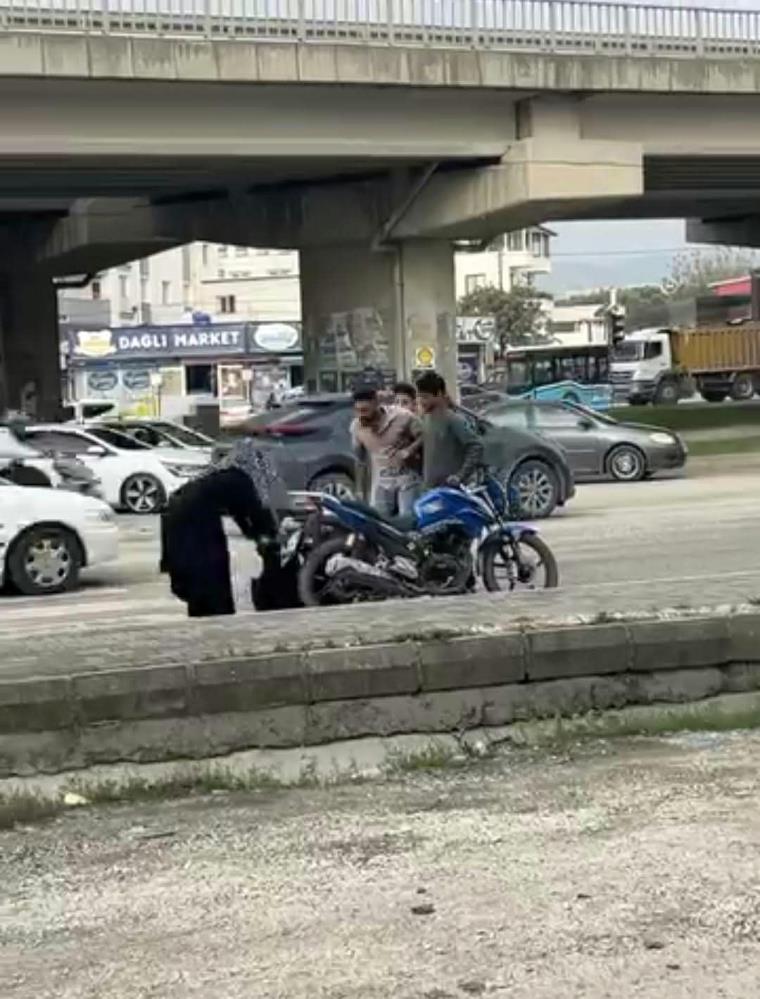 Hatay’ın Defne ilçesinde motosiklet sürücüsü ile Tofaş marka otomobilin sürücüsü