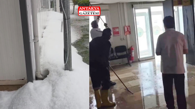 Hatay’ın Arsuz ilçesinde aniden bastıran şiddetli fırtına, sağanak ve dolu