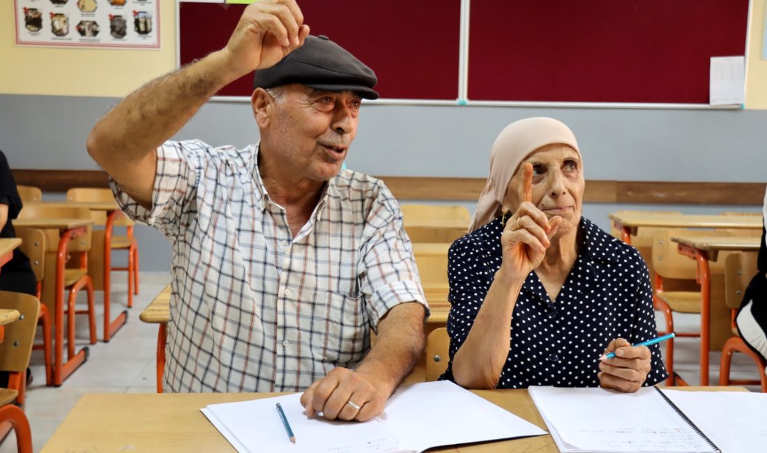 Hatay’da çocukluk yıllarında çeşitli nedenlerle okula gidemeyen 72 yaşındaki Hasan
