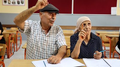 Hatay’da çocukluk yıllarında çeşitli nedenlerle okula gidemeyen 72 yaşındaki Hasan