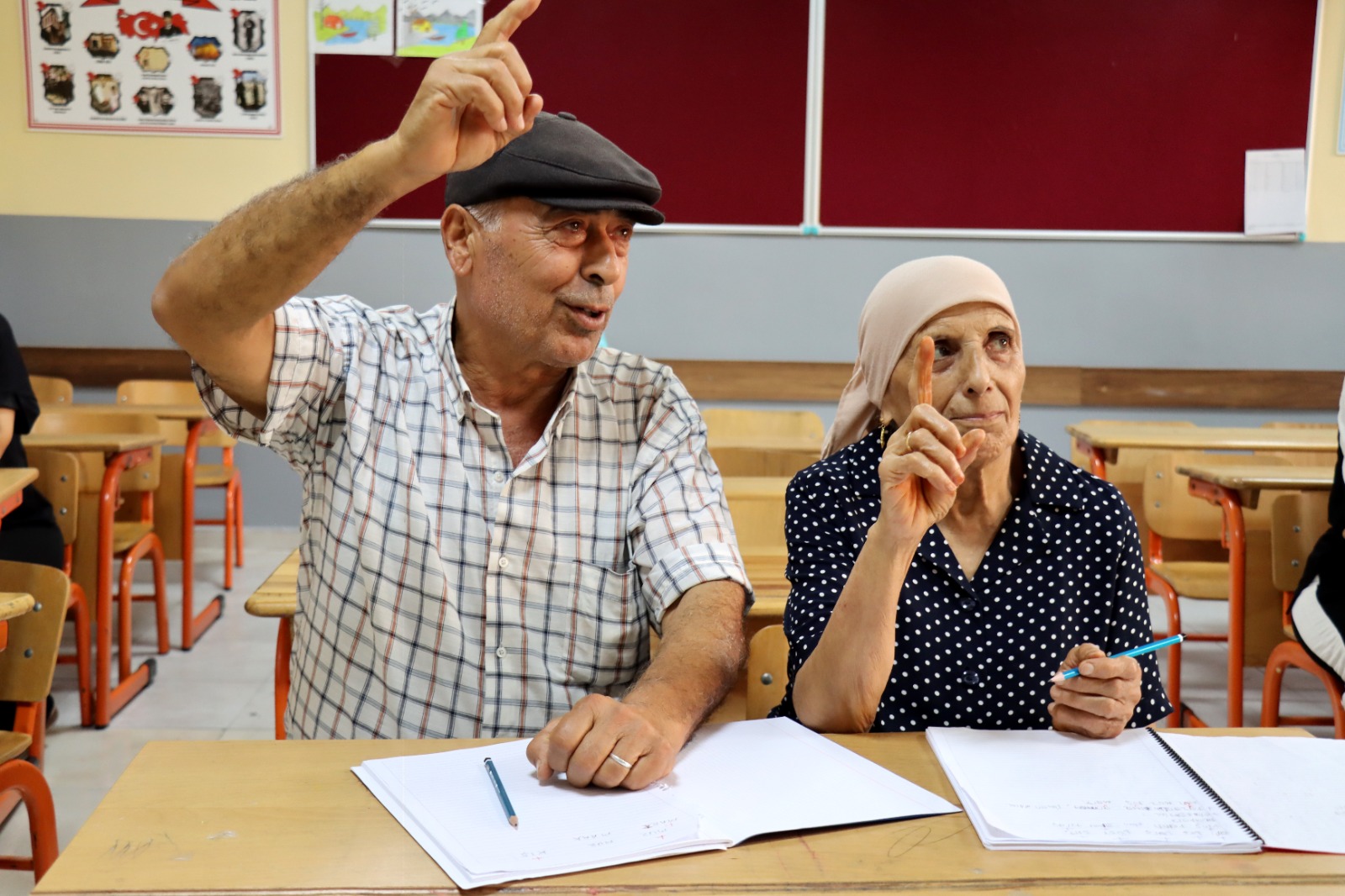 Hatay’da çocukluk yıllarında çeşitli nedenlerle okula gidemeyen 72 yaşındaki Hasan