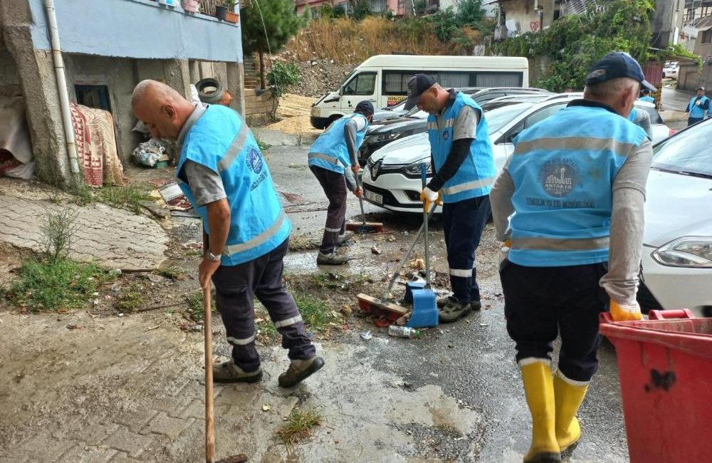 Antakya'da etkili olan şiddetli yağışların ardından belediye ekipleri, kent genelinde