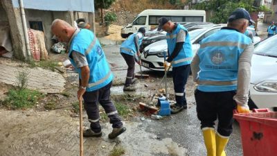 Antakya'da etkili olan şiddetli yağışların ardından belediye ekipleri, kent genelinde