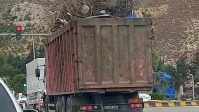 Hatay’da dorsesinden taşacak şekilde hurda demir taşıyan tır, Antakya-İskenderun yolunda