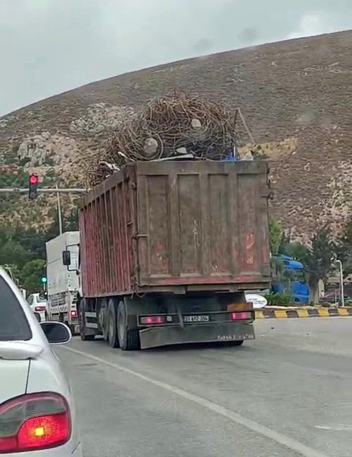Hatay’da dorsesinden taşacak şekilde hurda demir taşıyan tır, Antakya-İskenderun yolunda