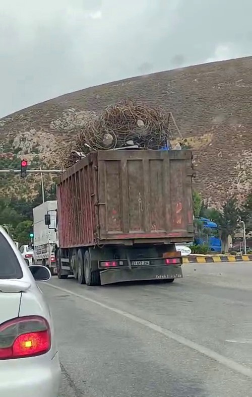 Hatay’da dorsesinden taşacak şekilde hurda demir taşıyan tır, Antakya-İskenderun yolunda
