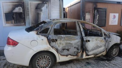 Hatay’ın Antakya ilçesinde konteyner kentte park halinde bulunan otomobil, gece