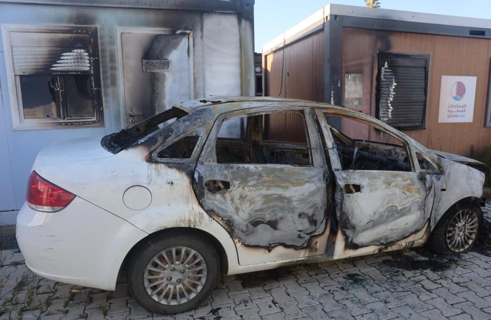 Hatay’ın Antakya ilçesinde konteyner kentte park halinde bulunan otomobil, gece
