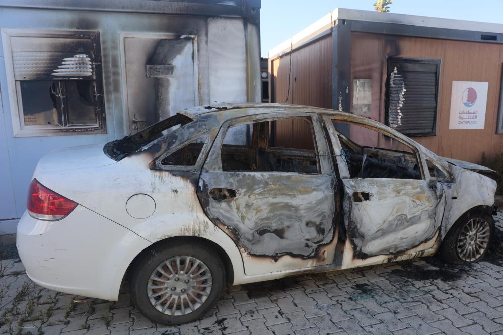 Hatay’ın Antakya ilçesinde konteyner kentte park halinde bulunan otomobil, gece