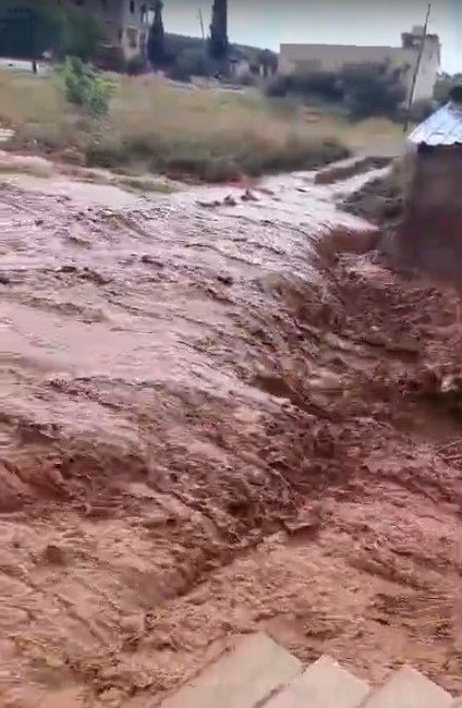 Hatay’ın Reyhanlı ilçesinde öğle saatlerinde kısa süre etkili olan şiddetli