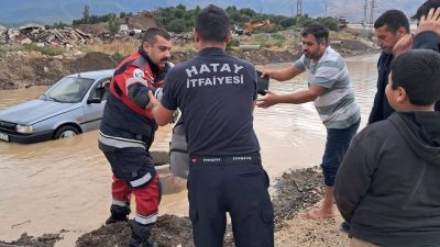 Hatay’da etkili olan yoğun yağış nedeniyle suyla kaplanan yolda bir