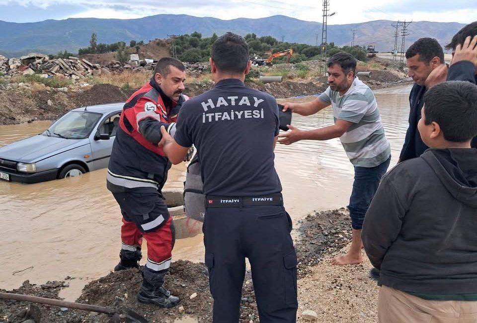 Hatay’da etkili olan yoğun yağış nedeniyle suyla kaplanan yolda bir