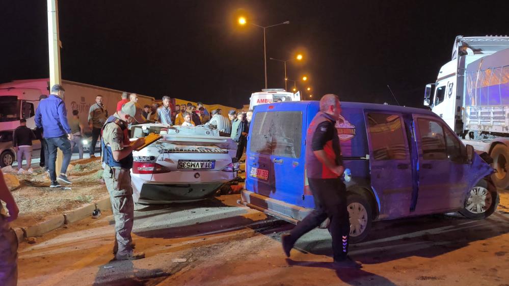 Hatay’ın Reyhanlı ilçesinde hafif ticari araç ile otomobilin çarpışması sonucu