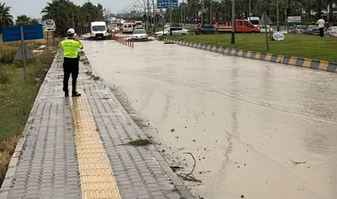 Halkı sağanak ve fırtınaya karşı önlem almaya çağıran Arsuz Belediyesi’ni