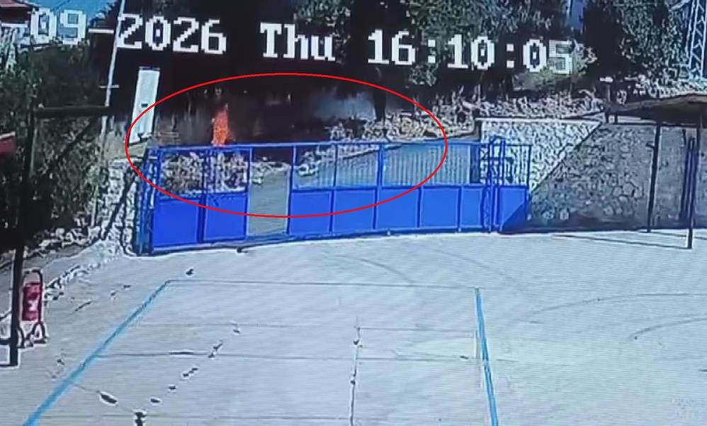 Hatay’ın Yayladağı ilçesindeki Şenköy Mahallesi’nde otluk alanda çıkan yangın, evlere