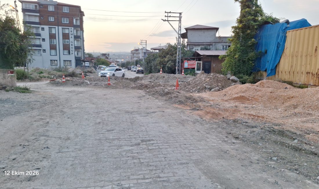 Hatay’ın Defne ilçesine bağlı Çekmece Mahallesi’nde, alternatif yola ulaşım sağlayan
