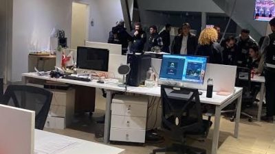 Halk TV programcısı Deniz Bayramoğlu, sabah saat 05.15’te kanala kayyım