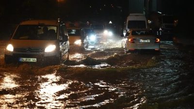 İstanbul’da etkili olan şiddetli yağışın bilançosu ağırlaştı. Fatih’te 14 yaşındaki
