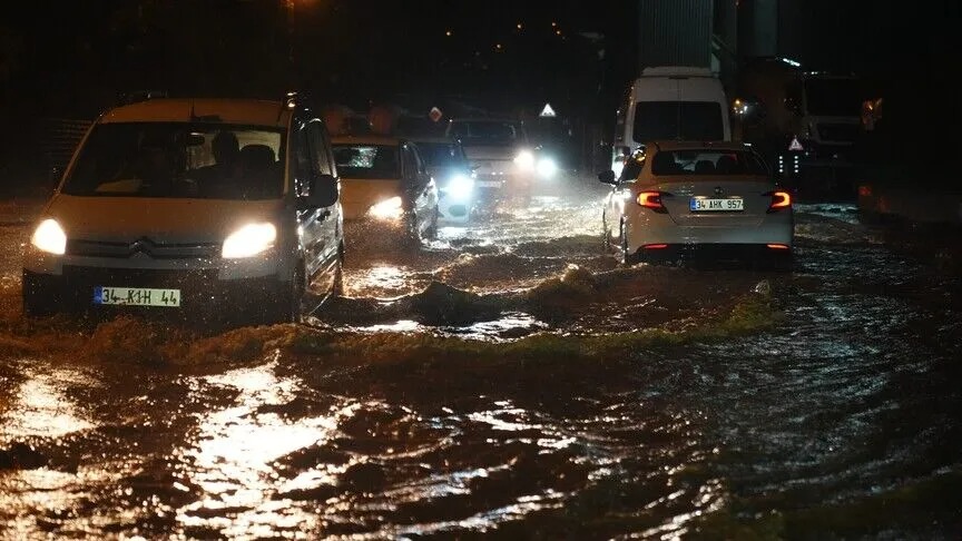 İstanbul’da etkili olan şiddetli yağışın bilançosu ağırlaştı. Fatih’te 14 yaşındaki