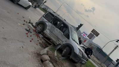 Hatay’ın Antakya ilçesinde kamyonet ile hafif ticari aracın çarpıştığı trafik