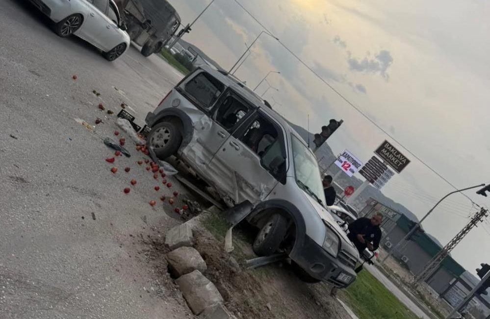 Hatay’ın Antakya ilçesinde kamyonet ile hafif ticari aracın çarpıştığı trafik