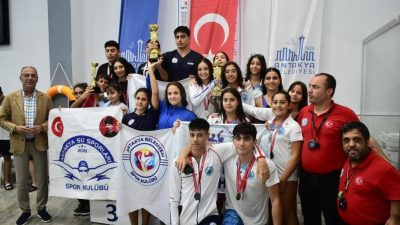 Hatay’da düzenlenen 2. Kamil Köseoğlu Yüzme Turnuvası’nda takım halinde şampiyonluğa