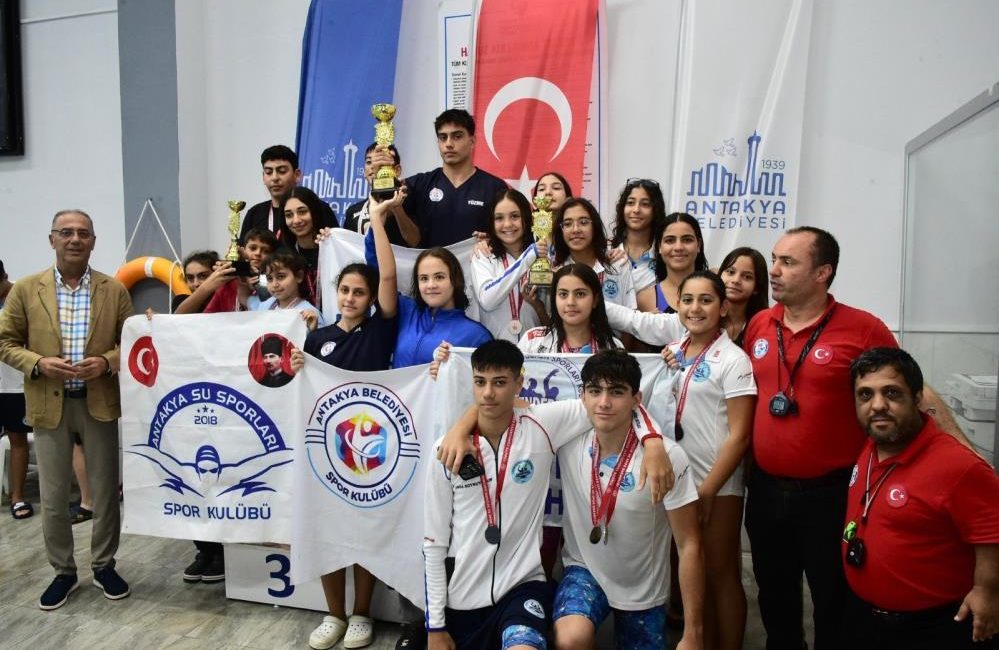 Hatay’da düzenlenen 2. Kamil Köseoğlu Yüzme Turnuvası’nda takım halinde şampiyonluğa