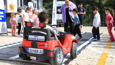 Hatay Büyükşehir Belediyesi, “Bir Bilgi Bin Çocuk” projesi kapsamında İskenderun’daki