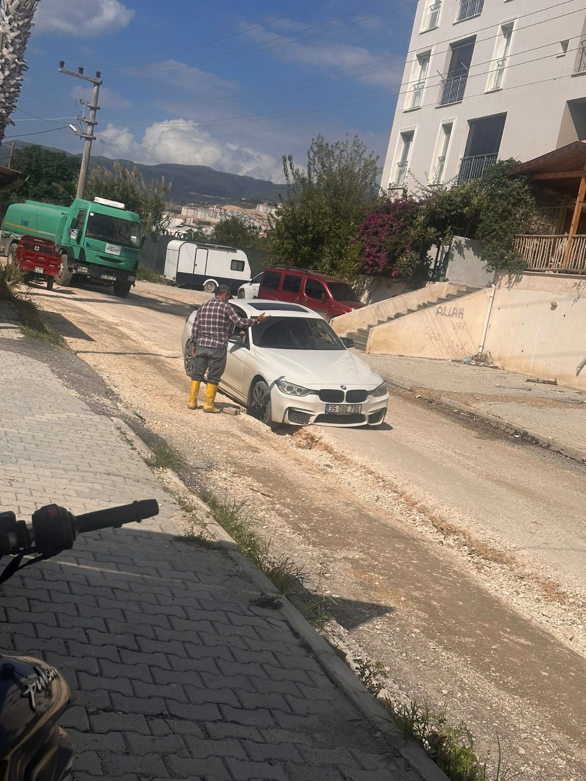 Hatay’ın Samandağ ilçesinde altyapı çalışmaları nedeniyle kazılan ve uzun süre