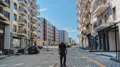 Defne Armutlu Mahallesi Gündüz Caddesi’nde TOKİ konutlarının bulunduğu bölgede ağaç