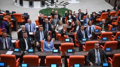 YENİ Parti, Genel Başkan Özgür Özel başkanlığında yaptığı toplantıda Mekke