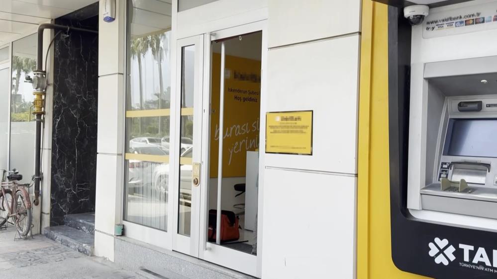 Hatay’ın İskenderun ilçesinde bir kamu bankasının camını kırarak içeri giren