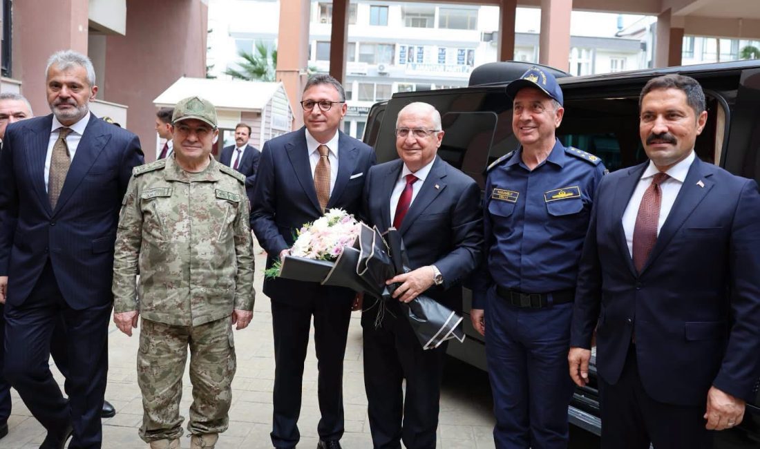 Milli Savunma Bakanı Yaşar Güler, Genelkurmay Başkanı Orgeneral Selçuk Bayraktaroğlu