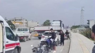 Hatay’ın Samandağ ilçesinde tırın dorsesine çarpan motosiklette bulunan 16 yaşındaki