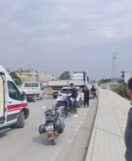 Hatay’ın Samandağ ilçesinde tırın dorsesine çarpan motosiklette bulunan 16 yaşındaki