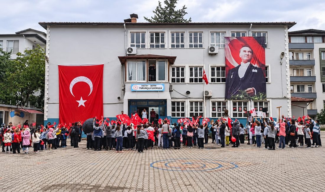 Hatay’ın Defne ilçesinde bulunan Turunçlu İlkokulu, 29 Ekim Cumhuriyet Bayramı’nın