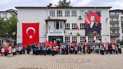 Hatay’ın Defne ilçesinde bulunan Turunçlu İlkokulu, 29 Ekim Cumhuriyet Bayramı’nın