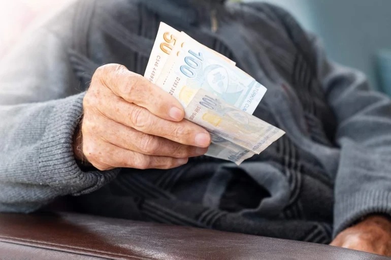 Cumhurbaşkanı Yardımcısı Cevdet Yılmaz, 2027 bütçesinde emeklilerin önceliklendirileceğini belirterek maaşlarda
