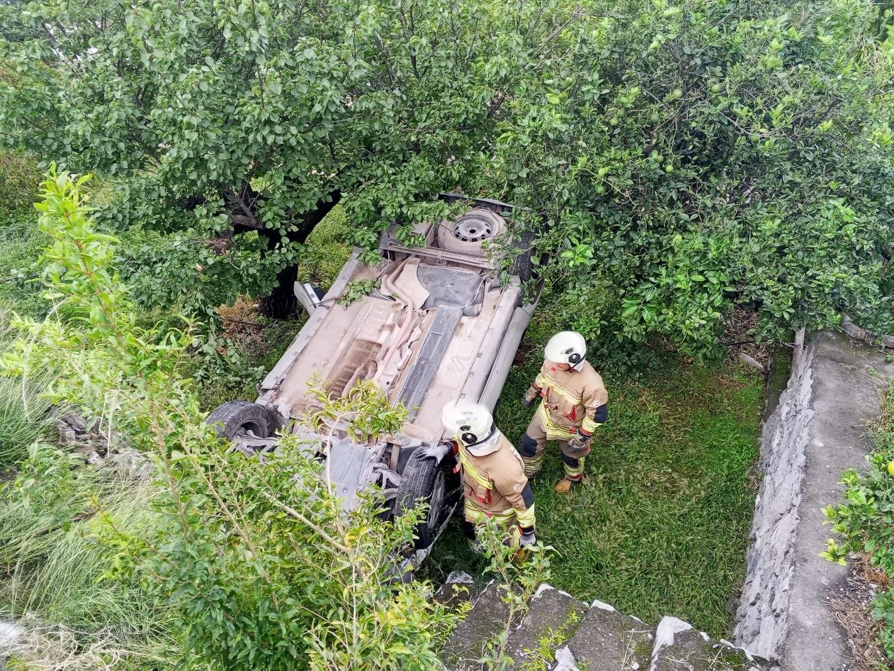 Hatay’ın İskenderun ilçesinde meydana gelen trafik kazasında, cipin bahçeye devrilmesi
