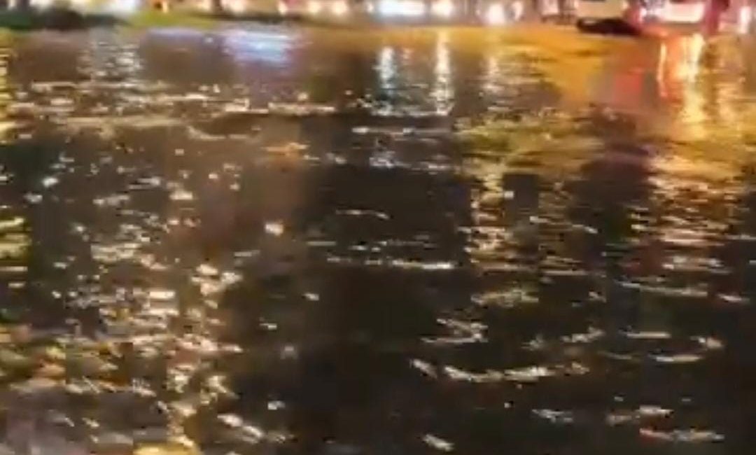 Hatay’ın İskenderun ilçesinde 28 Ekim Çarşamba gecesi etkili olan sağanak