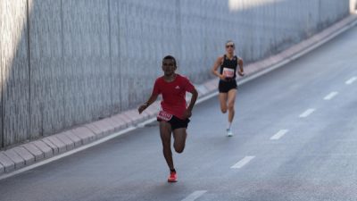 İskenderun Teknik Üniversitesi öğrencisi ve triatlon sporcusu Arda Dölen, Niğde’de