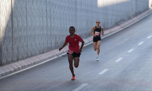İskenderun Teknik Üniversitesi öğrencisi ve triatlon sporcusu Arda Dölen, Niğde’de