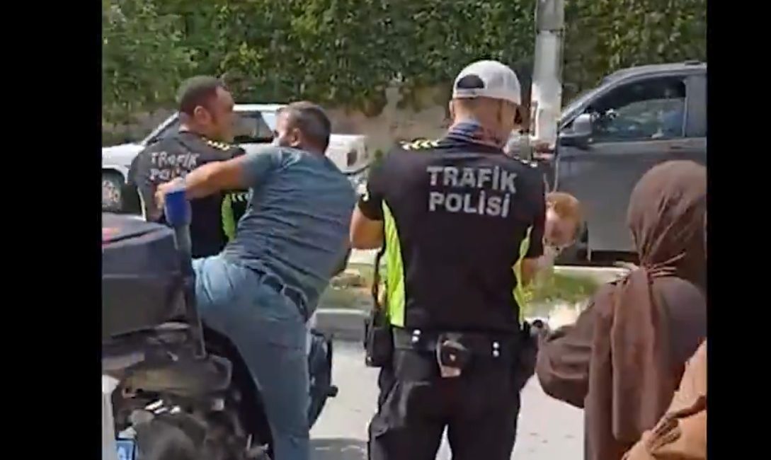 Hatay’da sağlık sorunu nedeniyle bilinci kapanan bebeği, babasının kucağında motosikletiyle
