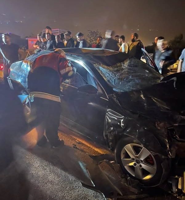 Hatay’ın Samandağ ilçesinde yola çıkan angusa çarpan otomobilin sürücüsü yaralandı.